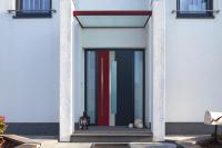 Hauseingang mit PaX Aluminium Haustür rot grau
