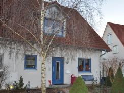 Haustür und Fenster in blau bei Einfamilienhaus