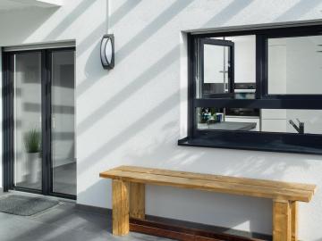 Terrassentür mit Küchenfenster