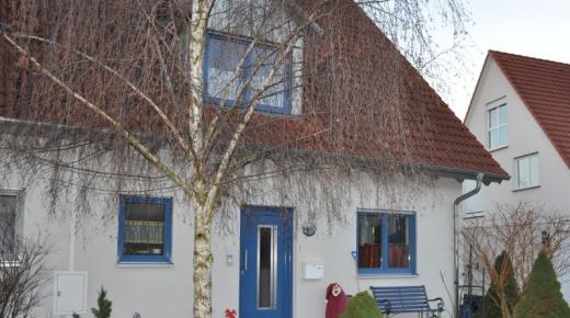 Haustür und Fenster in blau bei Einfamilienhaus 