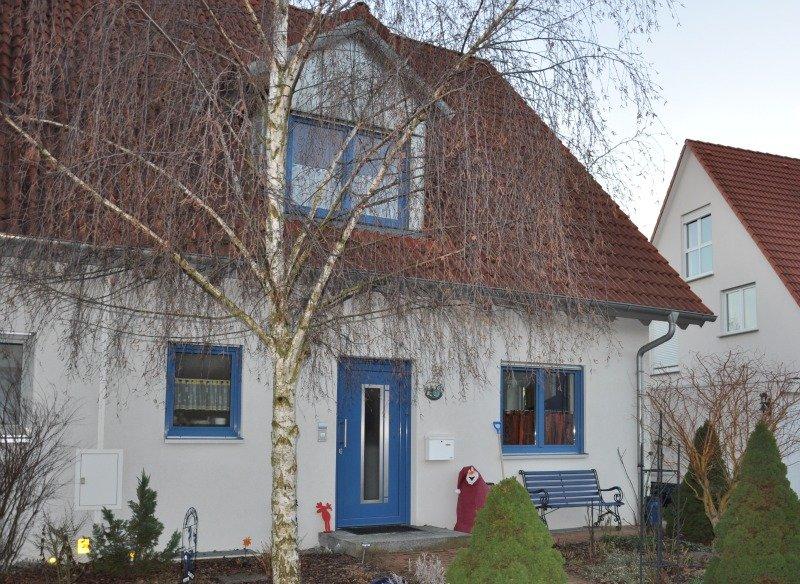 Haustür und Fenster in blau bei Einfamilienhaus 